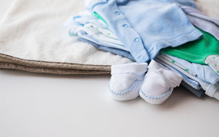 Baby nachts anziehen im Herbst und Winter: Kleidung und Schlafsack nach Temperatur