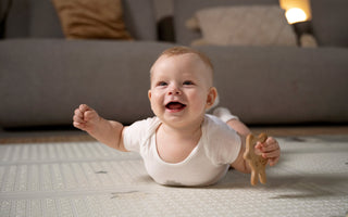 Krabbeldecke oder Krabbelmatte: Was ist besser für dein Baby?