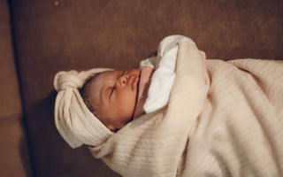 Schlafsack oder Decke fürs Baby: Was ist fürs Neugeborene sicherer?