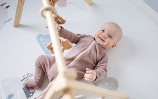 Spielbogen aus Holz fürs Baby: Sinnvoll, nachhaltig oder nur Trend?