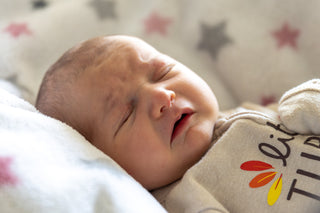 Baby schläft unruhig: Was normal ist und wann du handeln solltest